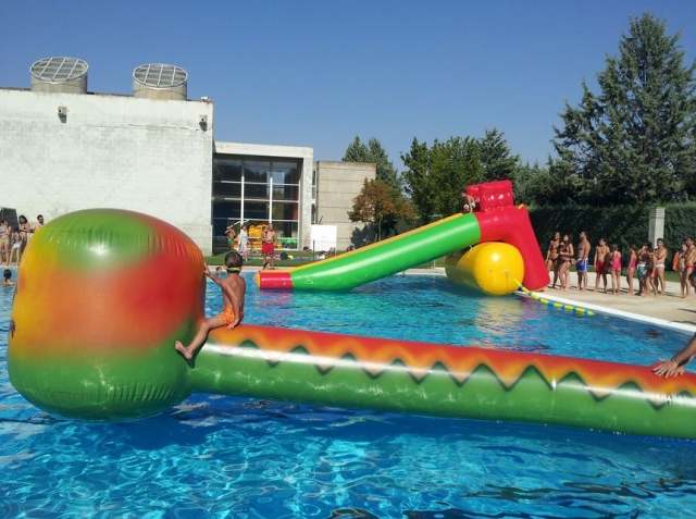 孩子在泳池里的充气玩具上